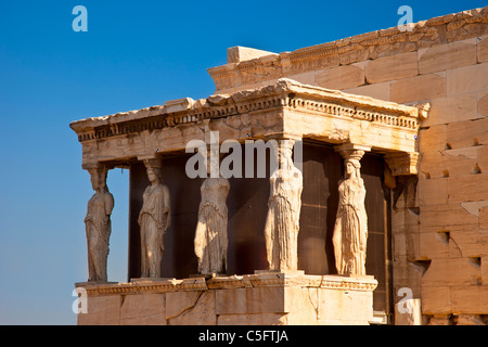 Les figures d'Athena ligne le porche à caryatide de l'Erechtleion sur l'Acropole, Athènes Grèce Attica Banque D'Images