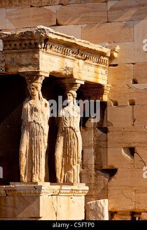 Les figures d'Athena ligne le porche à caryatide de l'Erechtleion sur l'Acropole, Athènes Grèce Attica Banque D'Images