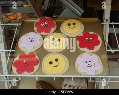 Biscuit glacé avec des visages souriants Banque D'Images