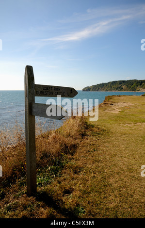 Sentier des signe pour le château de Durlston à partir de la baie de Swanage, Dorset, Angleterre. Banque D'Images