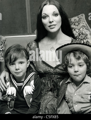 JOAN COLLINS UK film actrice en 1971 avec sa fille Tara et son fils Sacha par son mariage avec Anthony Newley Banque D'Images