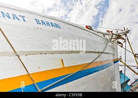 JAKARTA, INDONÉSIE - 14 NOV 2010 : les goélettes Pinisi Bugis liée à quai à Sunda Kelapa - le vieux port de Jakarta. Banque D'Images