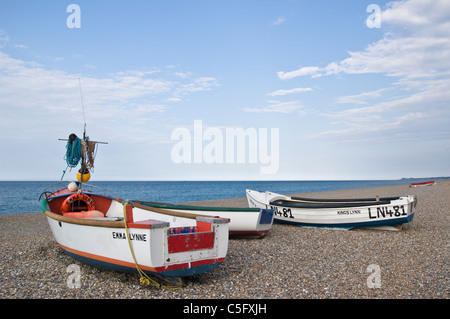 Bateaux de pêche sur la plage de galets à Claj-next-the-Sea, Norfolk, Angleterre Banque D'Images