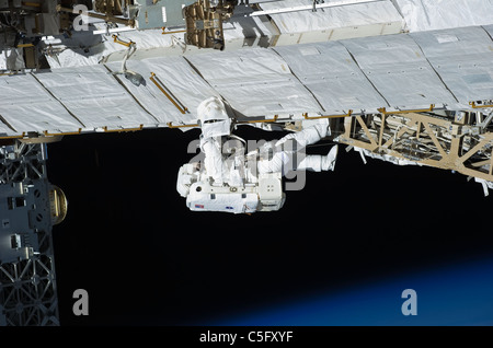 L'astronaute de la NASA STS-133 Alvin Drew spécialiste de mission, les sorties dans l'EVA 28 Février 2011 Banque D'Images