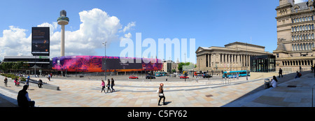 Vue panoramique à l'extérieur de l'avant de la gare de Lime Street Liverpool avec St Georges Hall Banque D'Images