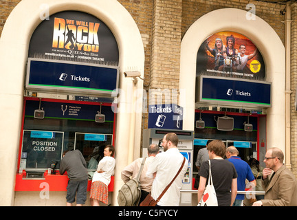 Les gens faisant la queue pour acheter des billets de train, la gare de Charing Cross, Londres, UK Banque D'Images