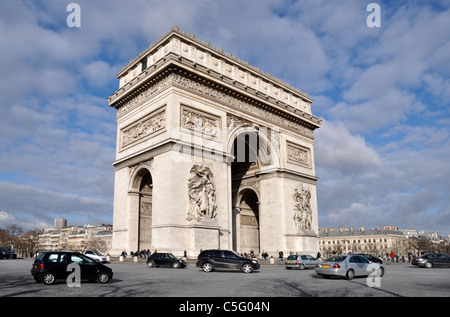 Le célèbre Arc de triomphe à Paris, sur le haut de l'Avenue des Champs Elysées Banque D'Images