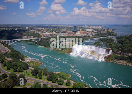 American Falls, Niagara, pont en arc-en-ciel et l'horizon de ville de Niagara Falls dans l'État de New York, USA Banque D'Images