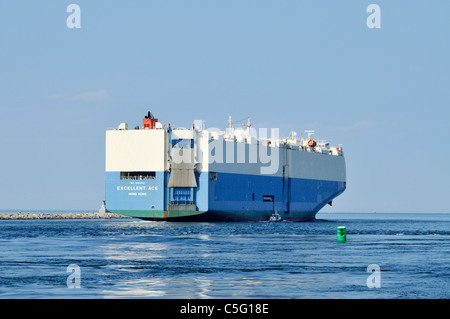 Cargo Transporteur de voiture Excellent Ace sortant de l'extrémité est de la Cape Cod Canal avec bateau-pilote, aux côtés. Banque D'Images