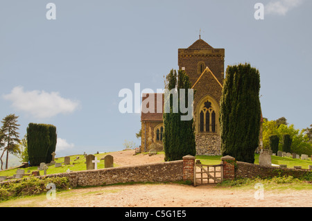 Assis sur le dessus de St Martha's Hill, St Martha's Church est l'un des arrêts le long de la North Downs Way Banque D'Images