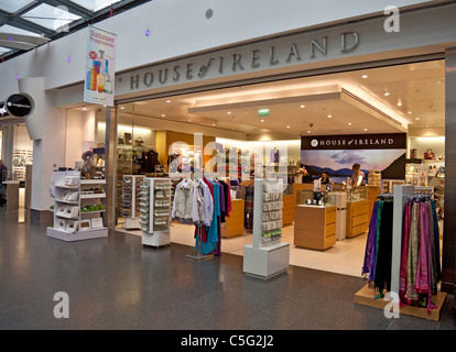 Chambre ou l'Irlande cadeaux dans la rue 'shopping' dans le hall de l'aéroport de Dublin, République d'Irlande Banque D'Images