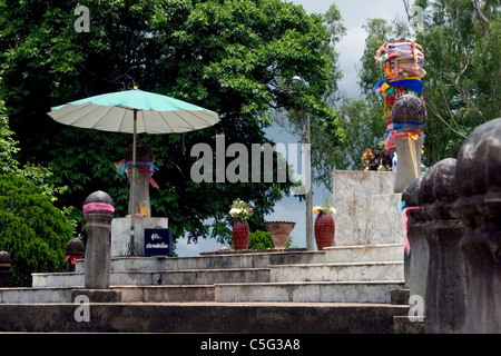 Objets bouddhiste forment un autel extérieur affichage à un temple dans le Nord de la Thaïlande. Banque D'Images