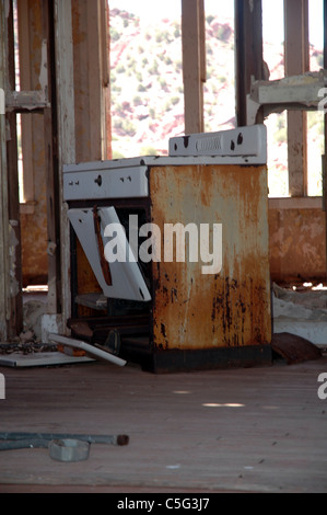 Une antique cuisinière se trouve dans l'épave d'une école abandonnée maison à Cuervo, Nouveau Mexique Banque D'Images