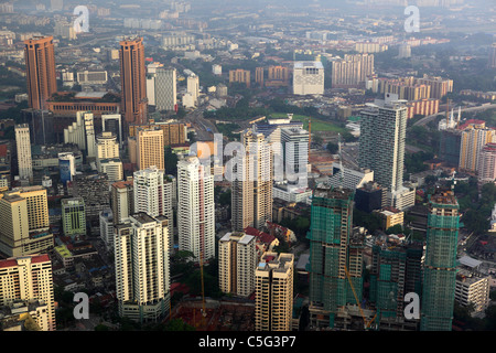 Kuala Lumpur skyline à partir de la Tour de Kuala Lumpur. Kuala Lumpur, Malaisie, Asie du Sud, Asie Banque D'Images