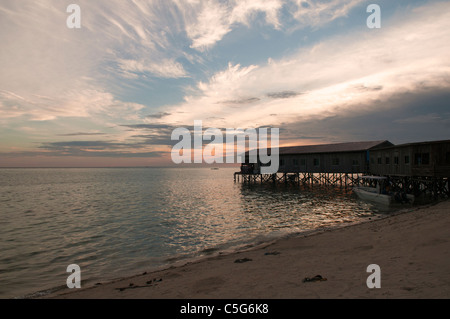 Réfugiés et Sulu sea gypsy village au coucher du soleil sur l'île de Mabul, Bornéo, Malaisie Banque D'Images