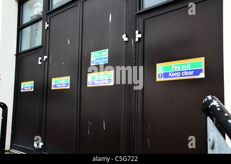 Sortie de secours, panneaux sur les portes. Banque D'Images