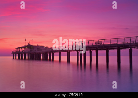 Pier dans le coucher du soleil, la Versilia toscane , Italie Banque D'Images