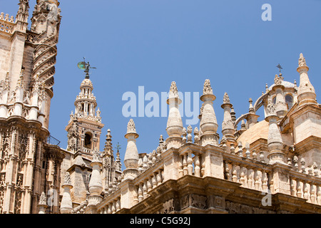 Une partie de la ligne du toit de la Cathédrale de Séville, la plus grande cathédrale en Espagne, Banque D'Images