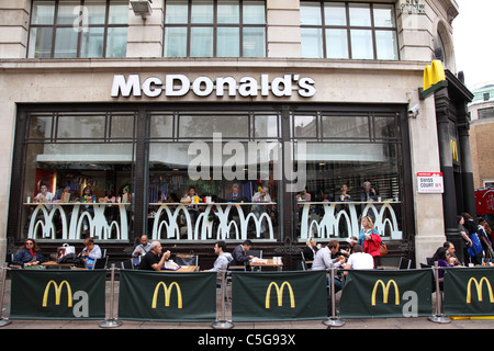 Un restaurant McDonald's en tribunal suisse, Londres, Angleterre, Royaume-Uni Banque D'Images