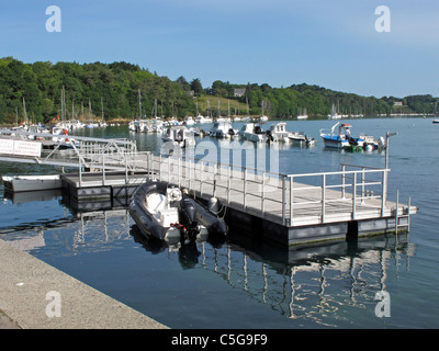 Bateaux amarrés au port du Pouldu Bretagne France Banque D'Images