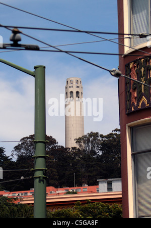 Coit Tower est un 210 pieds (64 m) tour dans le Telegraph Hill de San Francisco, en Californie. La tour, dans la ville. Banque D'Images