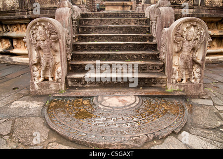Le sandakada pahana ou pierre de lune et des gardes à l'entrée du Vatadage de Polonnaruwa, Polonnaruwa, Sri Lanka, Asie Banque D'Images