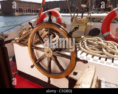 La barre d'un très vieux Tall Ship Banque D'Images