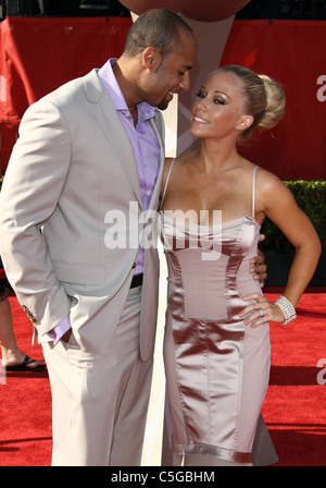 HANK BASKETT, Kendra Wilkinson l'ESPY awards 2011 L'ARRIVÉE AU CENTRE-VILLE DE LOS ANGELES CALIFORNIA USA 13 Juillet 2011 Banque D'Images
