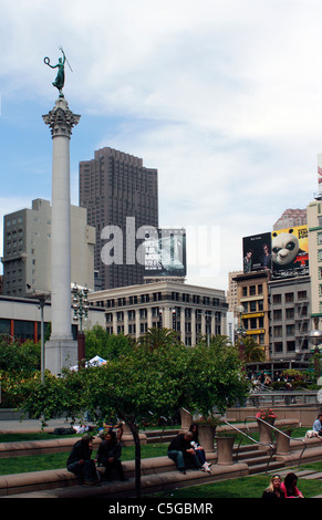 Le San Francisco Union Square. Au centre de l'Union Square est une grande colonne surmontée d'une statue de Victoria, déesse de la victoire. Le monument commémore la victoire de l'amiral Dewey en 1898 à la baie de Manille au cours de l'Espagnol - guerre américaine. Banque D'Images