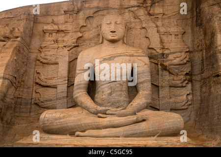 Statue de Bouddha en pierre historique, Gal Vihara, Polonnaruwa, Site du patrimoine mondial de l'UNESCO, le Sri Lanka, l'Asie Banque D'Images