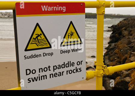 Les nageurs de l'avertissement signe une baisse soudaine de la profondeur et de ne pas nager près des rochers, Banque D'Images
