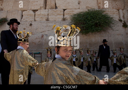 Les enfants ultra-orthodoxe portant des couronnes de la Torah pendant la célébration de la fête juive de Chavouot qui marque le don de la Torah au Mt. Sinaï, sept semaines après l'exode des juifs d'Egypte. Mur ouest vieille ville Jérusalem Israël Banque D'Images