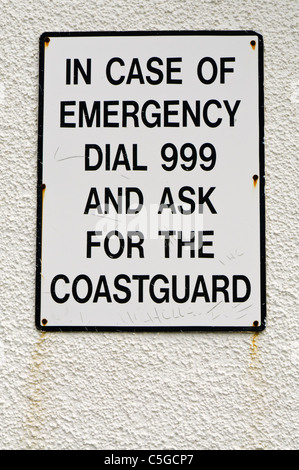 Panneau "en cas d'urgence composez le 999 et demandez le service de garde-côtes européen' Banque D'Images