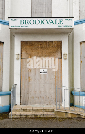 Fermé et arraisonné-up Bed and Breakfast B&B avec inscription sur la porte "Pas de postes vacants. Banque D'Images