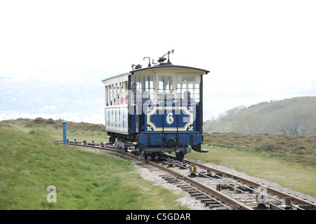 Tram No 6 en ordre décroissant du terminus du tramway au sommet du grand orme avec les passagers. Banque D'Images