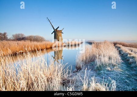 Le moulin de drainage à l'abandon sur un Brograve hivers froid matin après une nuit de gelée blanche sur les Norfolk Broads Banque D'Images