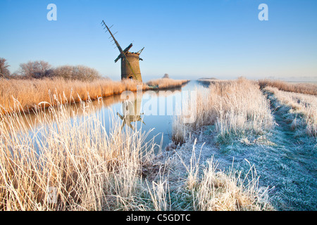 Le moulin de drainage à l'abandon sur un Brograve hivers froid matin après une nuit de gelée blanche sur les Norfolk Broads Banque D'Images