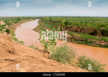 Paysage de la rivière Omo, dans le village de Kolcho, dans la basse vallée de l'Omo, dans le sud de l'Éthiopie, l'Afrique. Banque D'Images