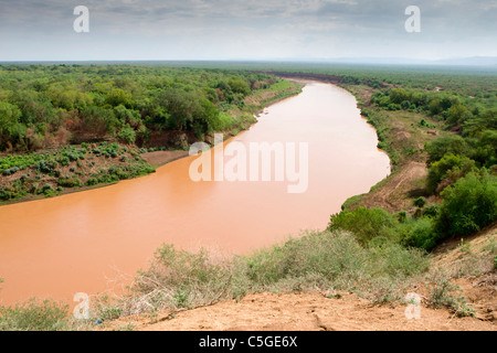Paysage de la rivière Omo, dans le village de Kolcho, dans la basse vallée de l'Omo, dans le sud de l'Éthiopie, l'Afrique. Banque D'Images