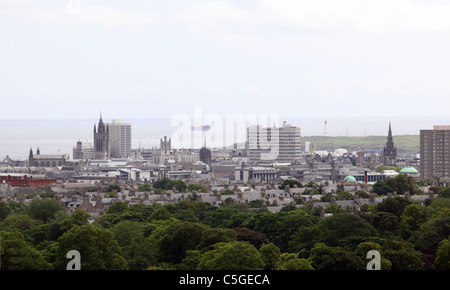 Toits de la ville d'Aberdeen, Écosse, Royaume-Uni, avec les bâtiments du centre-ville et de la mer du Nord visible à l'arrière-plan Banque D'Images