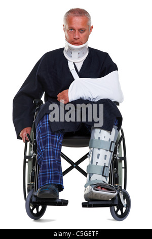 Photo d'un mâle adulte avec diverses blessures dans un fauteuil roulant, il porte un collier cervical, le bras et la jambe d'élingage cast Banque D'Images