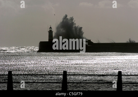 Des vagues énormes livre le phare sur le mur du port de Newhaven aujourd'hui que des vents violents ont balayé le long de la côte sud 2004 Banque D'Images