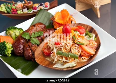 Un plat de saucisses Thaï fraîchement préparés et som tum salade de papaye verte. Banque D'Images