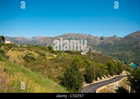 Campagne espagnole et l'Aitana montagnes comme vu de Guadalest Espagne Banque D'Images