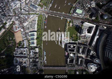 Vue aérienne de London Eye, la Tamise, le pont de Westminster et Hungerford pont de chemin de fer Banque D'Images