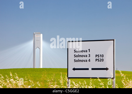 La tour solaire thermique PS20, la seule tour solaire de travail en ce moment dans le monde. Sa fait partie du complexe solaire Solucar Banque D'Images