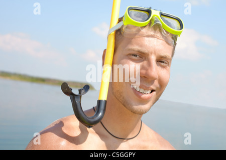 Portrait d'un homme en plongée looking at camera and smiling Banque D'Images