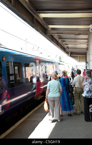 Les passagers qui attendent à bord d'un premier train Transpennine en gare en Angleterre. Banque D'Images