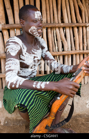 Portrait d'une tribu Karo au village de Kolcho dans la basse vallée de l'Omo, dans le sud de l'Éthiopie, l'Afrique. Banque D'Images