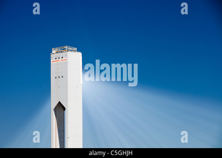 La tour solaire thermique PS20, la seule tour solaire de travail en ce moment dans le monde. Sa fait partie du complexe solaire Solucar Banque D'Images